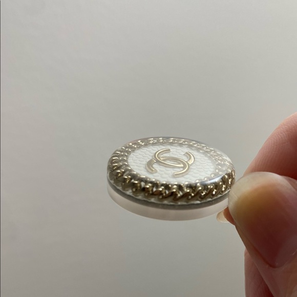 Authentic Chanel necklace, never been used - Picture 15 of 15